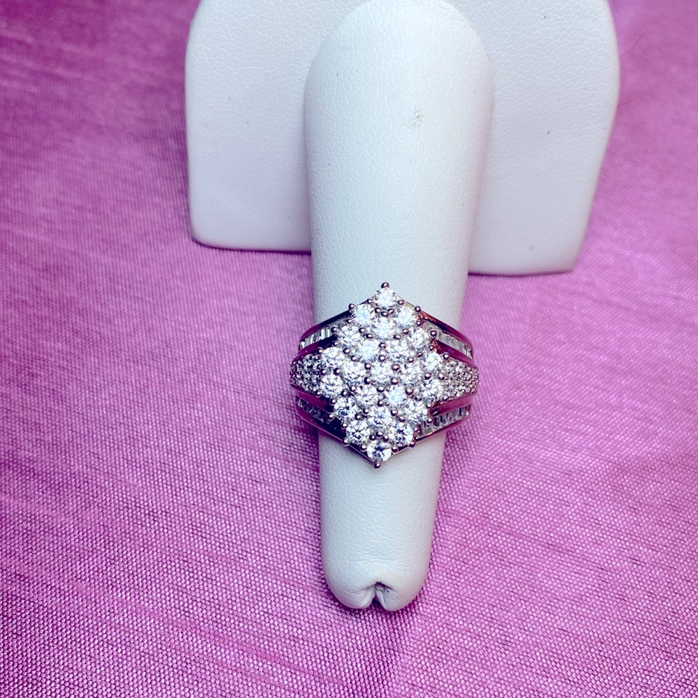 Bella Luce White Diamond Simulant Ring